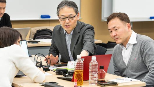 受講生同士で対話・議論する様子