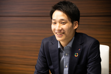 1年前から人事部へ。人事考課や制度改正など、人事戦略にまつわる業務を担当するように