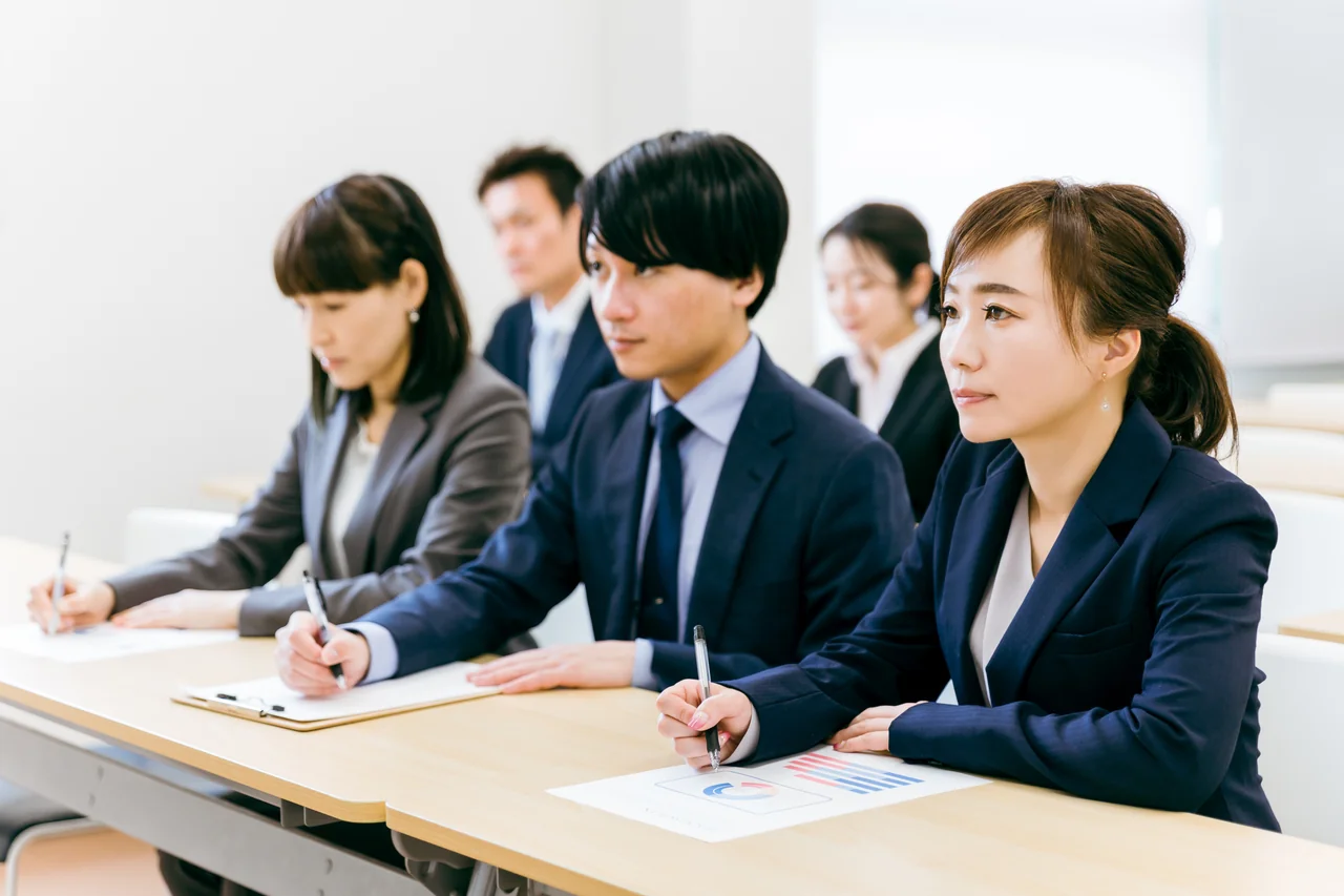 社内研修と他流試合型研修の効果的な使い分け